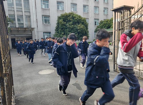 塘桥高级中学举行高三宿舍消防应急逃生演练