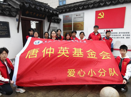 缅怀革命先烈 传承红色基因